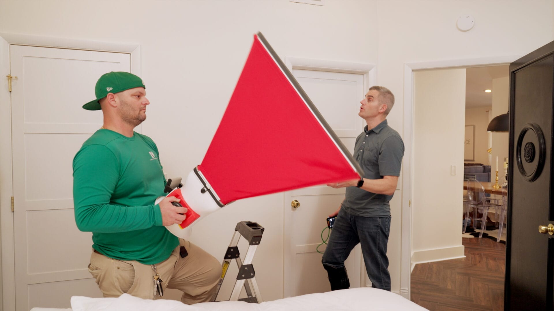 S23 E23: Ross Trethewey assists an expert with a blower door test