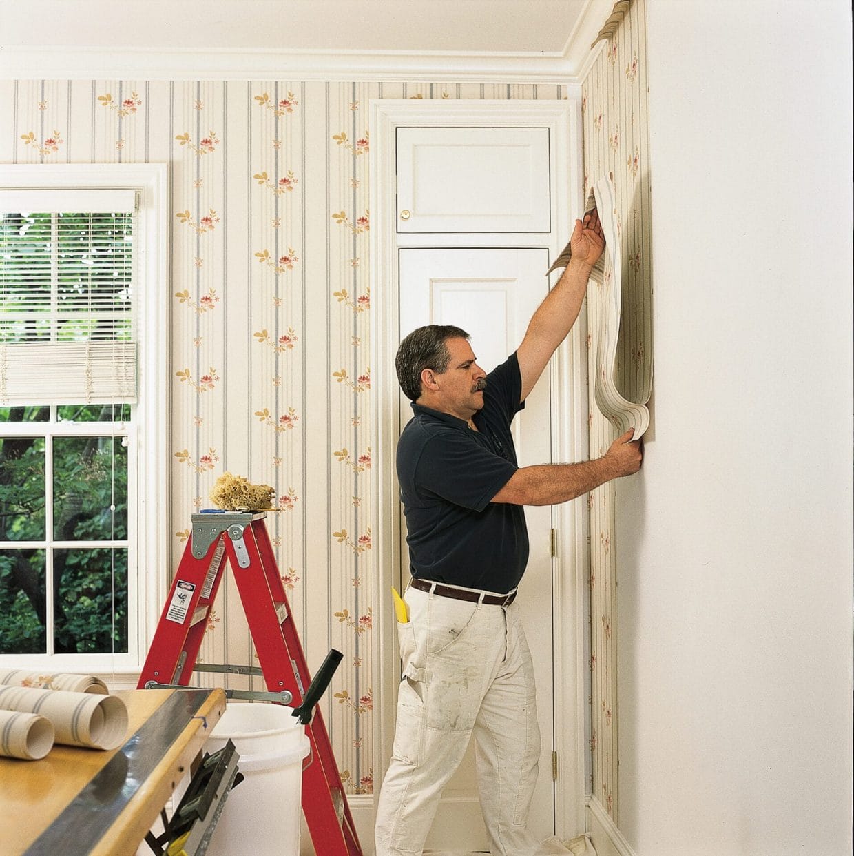 How To Hang Wallpaper